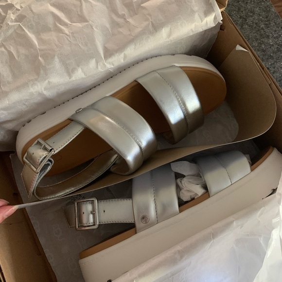 New UGG Zayne Metallic Slingback Sandal - Picture 7 of 13